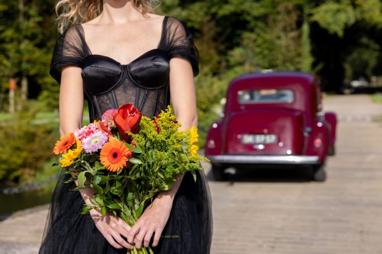 Foto Beverloo Weddingphotographer Trouwfotograaf Huwelijk Zwarte trouwjurk Black weddingdress Citroen weddingcar Trouwauto Citroen